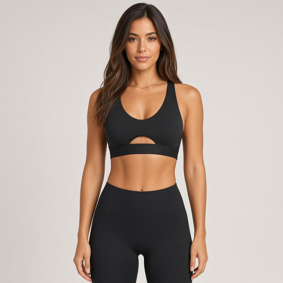 Tapas Core – Top Desportivo de Suporte Elevado com Recorte, cor Preto, mulher em fundo de estúdio claro